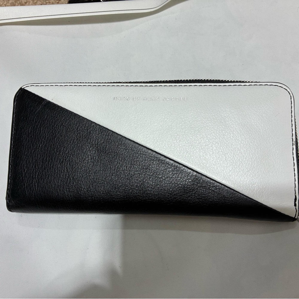 Brand new Marc By Marc Jacobs Black and White Zip Wallet